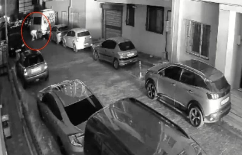 Kağıthane Nurtepe Mahallesi’nde aynı firmaya ait araçların kundaklanması sonrası yangın görüntüsü