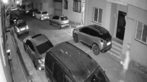 Kağıthane Nurtepe Mahallesi’nde aynı firmaya ait araçların kundaklanması sonrası yangın görüntüsü