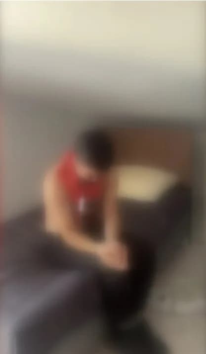 Polis ekipleri, 2 kişiyi elleri ve ayakları bağlı, vücutlarının çeşitli yerlerinde darp izleri bulunduğu halde kurtardı.