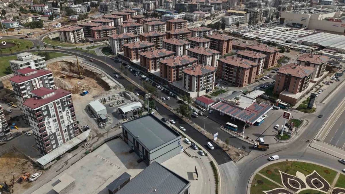 Kahramanmaraş’ta Ali Sezal Bulvarı’nda devam eden sıcak asfalt çalışmaları
