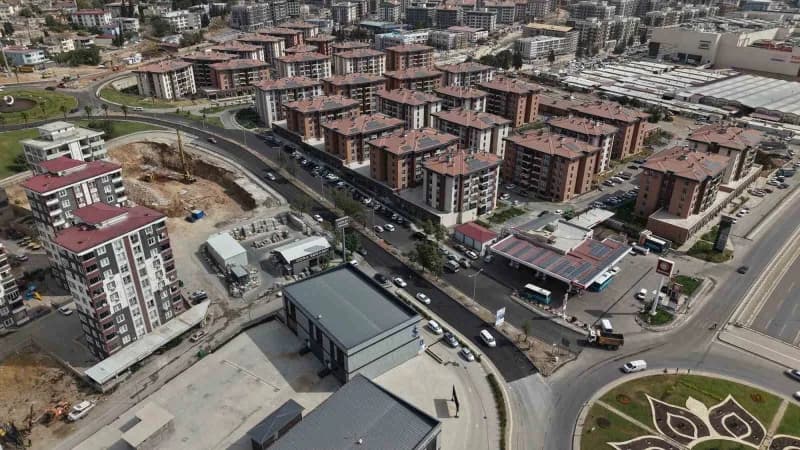 Kahramanmaraş’ta Ali Sezal Bulvarı’nda devam eden sıcak asfalt çalışmaları