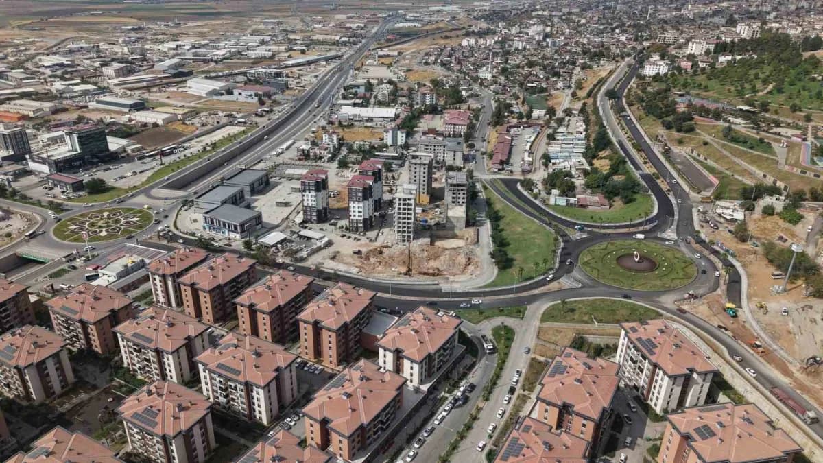 Kahramanmaraş'ta şehir merkezinde doğu ile batı aksını birleştiren Ali Sezal Bulvarı baştan sona sıcak asfaltla kaplandı
