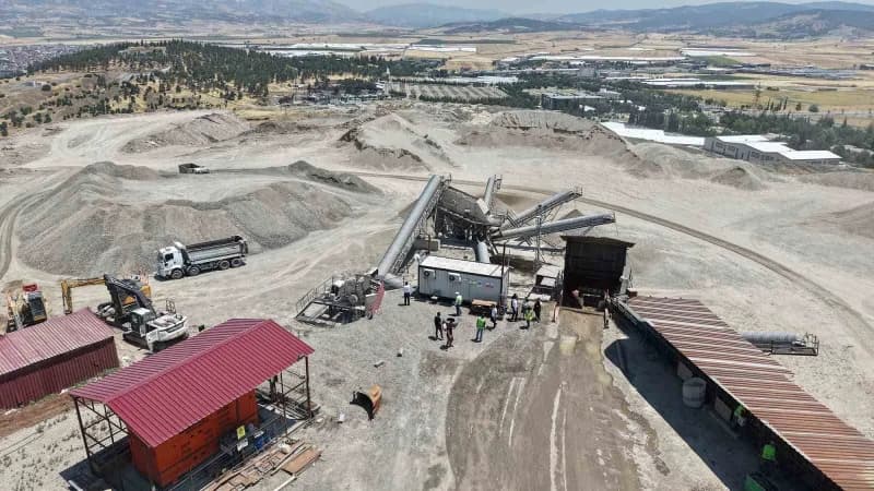 Kahramanmaraş Karacasu Enkaz ve Yıkıntı Atıkları Geri Dönüşüm Tesisi’nde enkaz atıklarının ayrıştırılması ve geri dönüşü