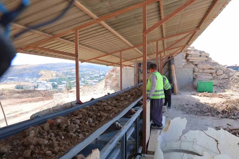 Kahramanmaraş’ta Karacasu Enkaz ve Yıkıntı Atıkları Geri Dönüşüm Tesisi’nde yaklaşık 750 bin metreküp enkazın bulunduğu