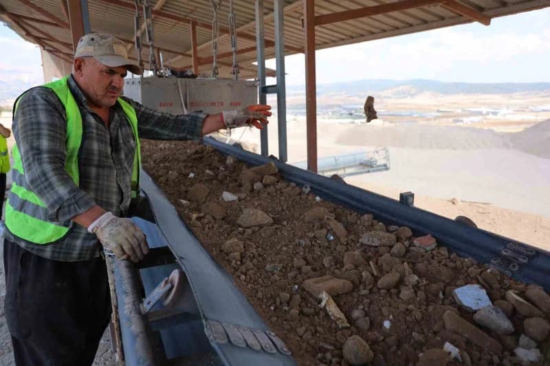 Beton, demir, asfalt ve diğer Geri dönüştürülebilir malzemeler, modern sistemlerle birbirinden ayrılarak Geri Dönüşüm sü