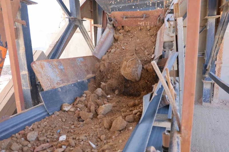 Tesiste, günlük 4 bin ton Enkaz atığını Ayrıştırma kapasitesiyle dikkat çekiyor. Deprem sonrası yıkılan ya da kontrollü