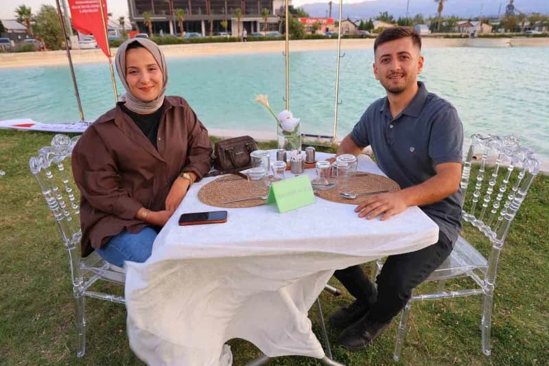 Kahramanmaraş’ta evlenecek gençlere yönelik destek projesi kapsamında düzenlenen etkinlikte genç çiftler bir arada