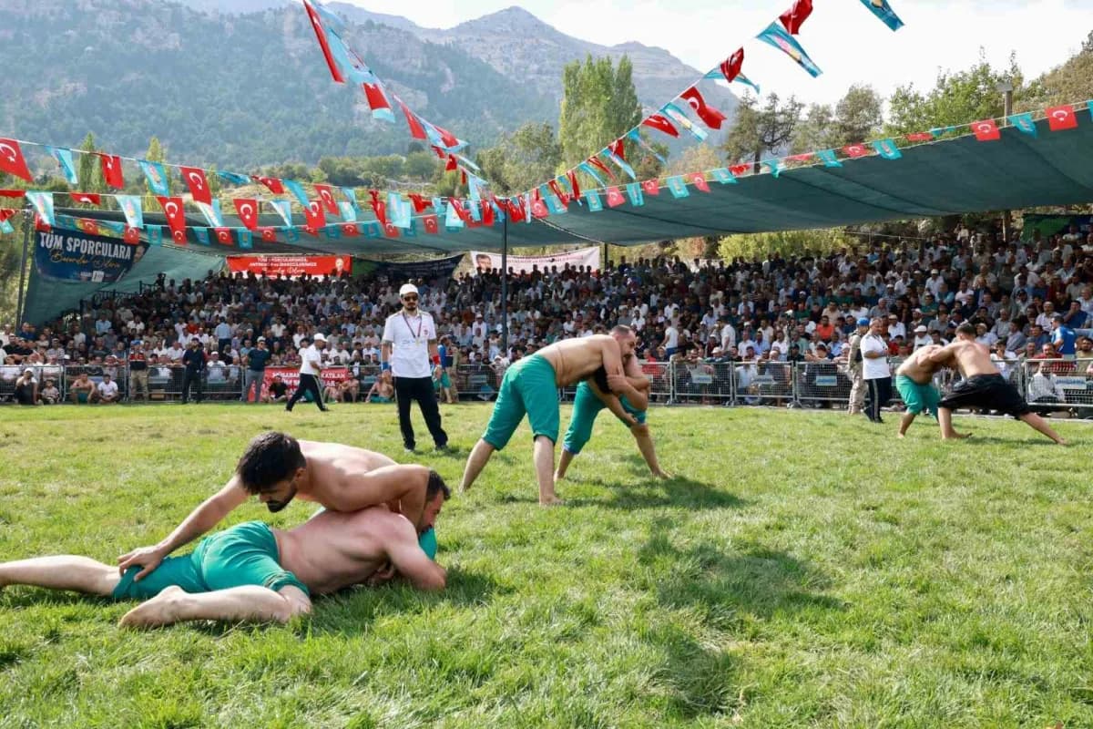 Kahramanmaraş Kertmen Mahallesi'nde düzenlenen 3. Kertmen Karakucak ve Şalvar Güreşi Festivali er meydanı görüntüsü
