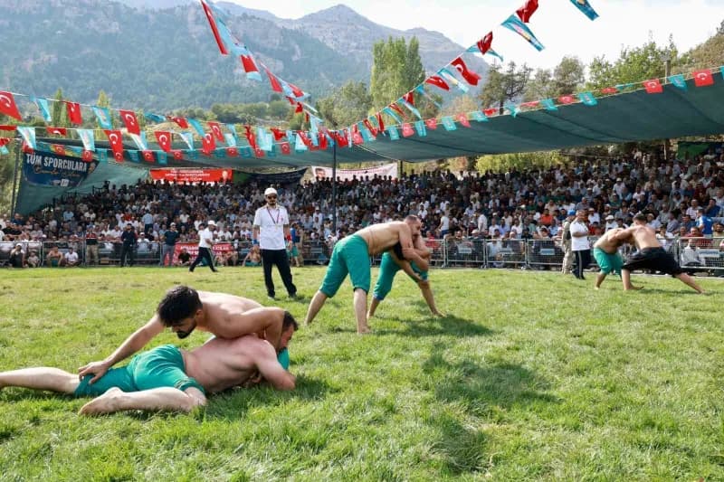 Kahramanmaraş Kertmen Mahallesi'nde düzenlenen 3. Kertmen Karakucak ve Şalvar Güreşi Festivali er meydanı görüntüsü