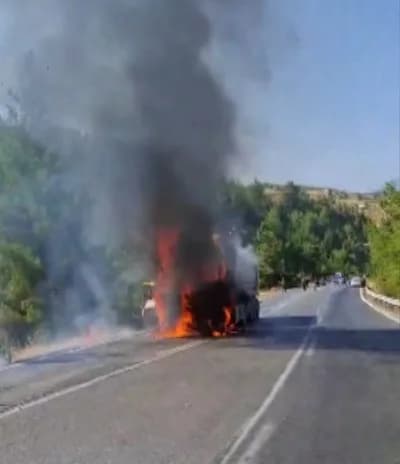 Kahramanmaraş Onikişubat ilçesinde seyir halindeyken yanan kamyon ve itfaiye ekipleri