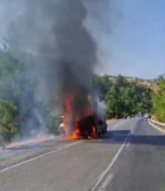 Kahramanmaraş Onikişubat ilçesinde seyir halindeyken yanan kamyon ve itfaiye ekipleri