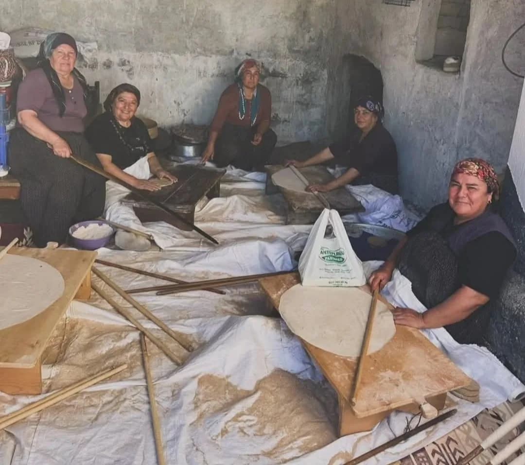 Kahramanmaraş'ta kadınlar, kış mevsimi hazırlıkları kapsamında imece usulü yufka ekmek yapıyor