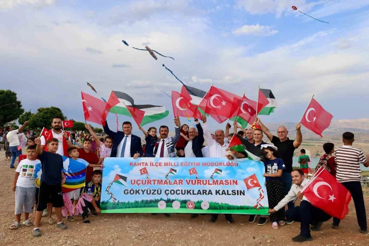 Adıyaman’ın Kahta ilçesinde Filistinli Çocuklara yönelik farkındalık oluşturmak ve Filistin’e destek amacıyla "Uçurtmala