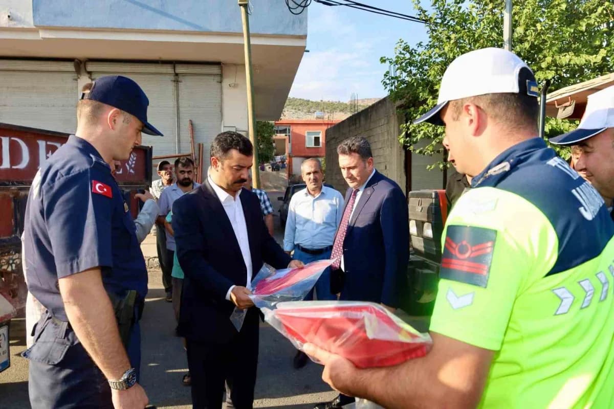 Adıyaman’ın Kahta ilçesinde, tarımsal faaliyetlerin yoğun olduğu bölgelerde traktörlerin trafikte Daha görünür hale geti