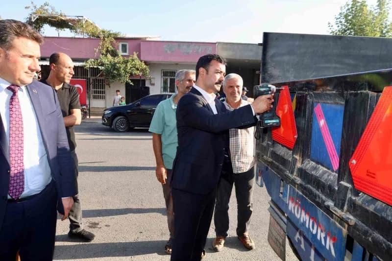 Adıyaman’ın Kahta ilçesinde, tarımsal faaliyetlerin yoğun olduğu bölgelerde traktörlerin trafikte Daha görünür hale geti