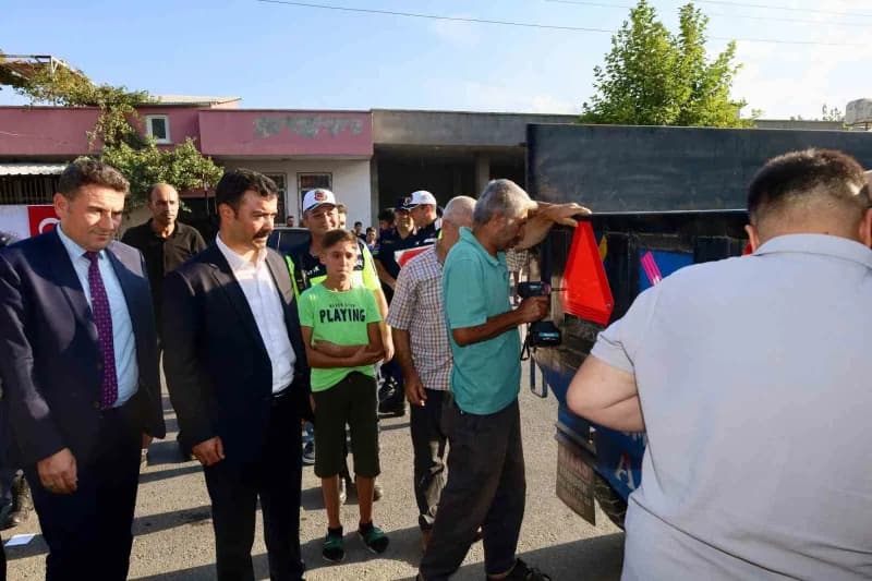 Kahta ilçesinde çiftçilere traktörlerde kullanılmak üzere reflektör dağıtımı yapılıyor