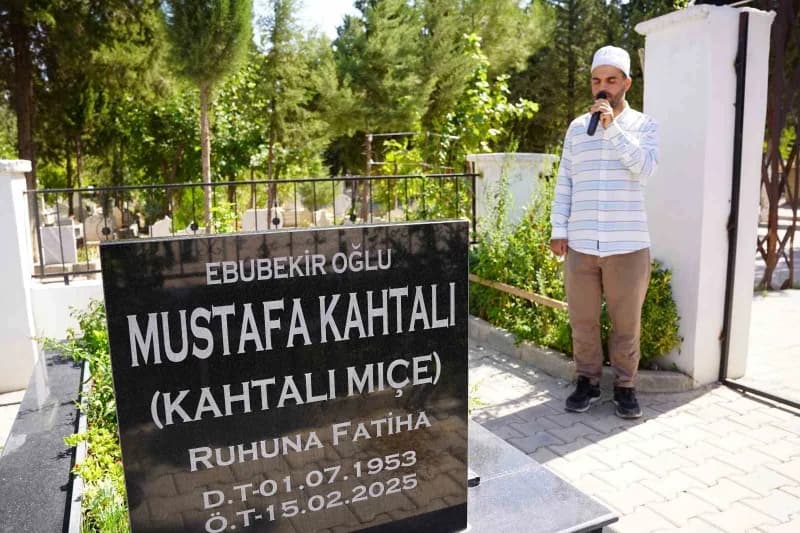 Kahtalı Mıçe, mezarı başında sanatçı dostlarının katılımıyla anıldı