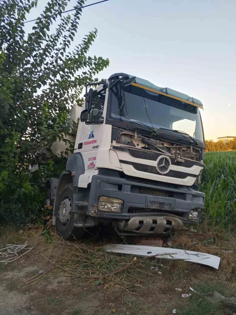 Aydın İncirliova'da beton mikseri kazası sonrası olay yeri ve sağlık ekipleri
