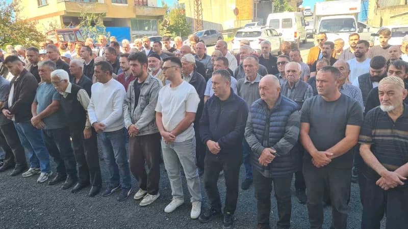 Cenaze törenine Akpürçek ailesinin yakınları, sevenleri ve çok sayıda vatandaş katıldı. Kılınan cenaze namazının ardında
