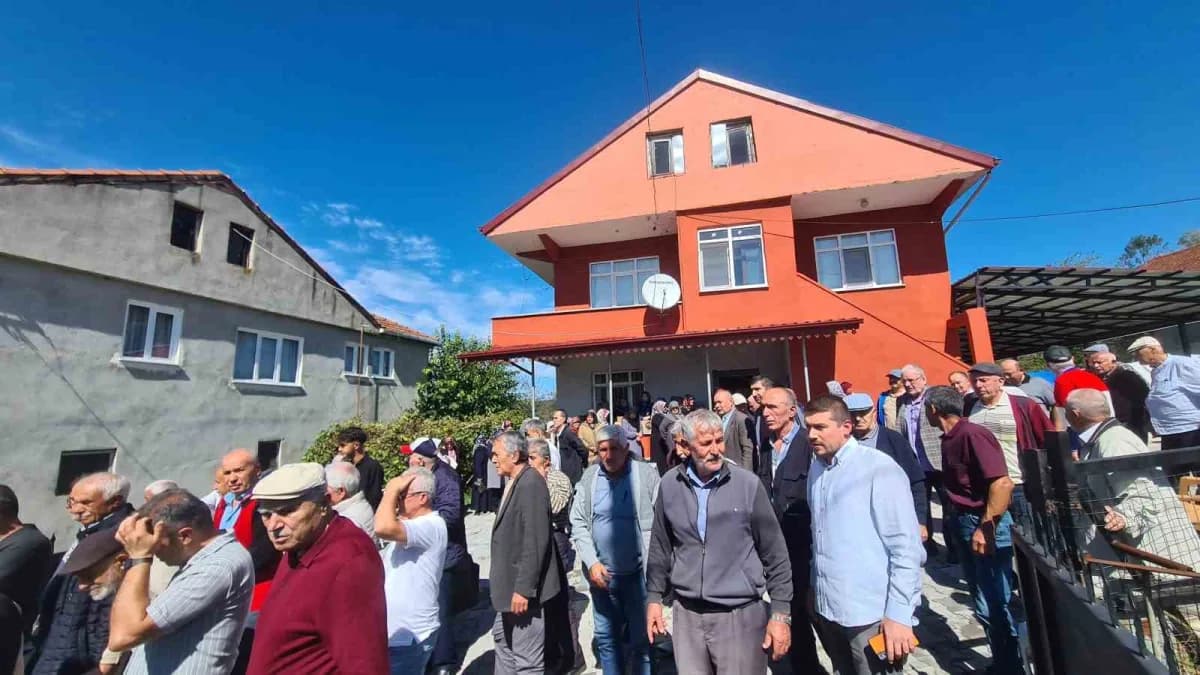 12 yaşındaki çocuk, dualar eşliğinde toprağa verildi. Cenazede büyük üzüntü yaşayan Akpürçek ailesini, yakınları ve köy