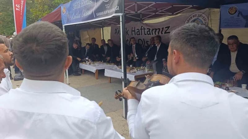 Kırşehir'de düzenlenen ahilik haftası etkinlikleri kapsamında ilçe stantlarında gerçekleştirilen programlar devam ederke