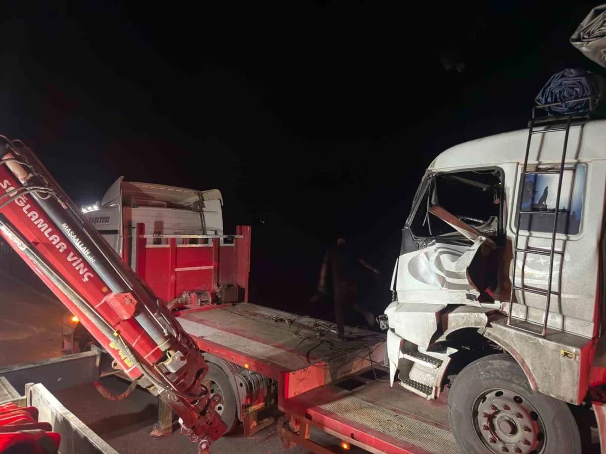Afyonkarahisar'da iki kamyonun çarpışması sonucu yaşanan trafik kazasında sürücülerden biri yaralandı. Yaralanan sürücü