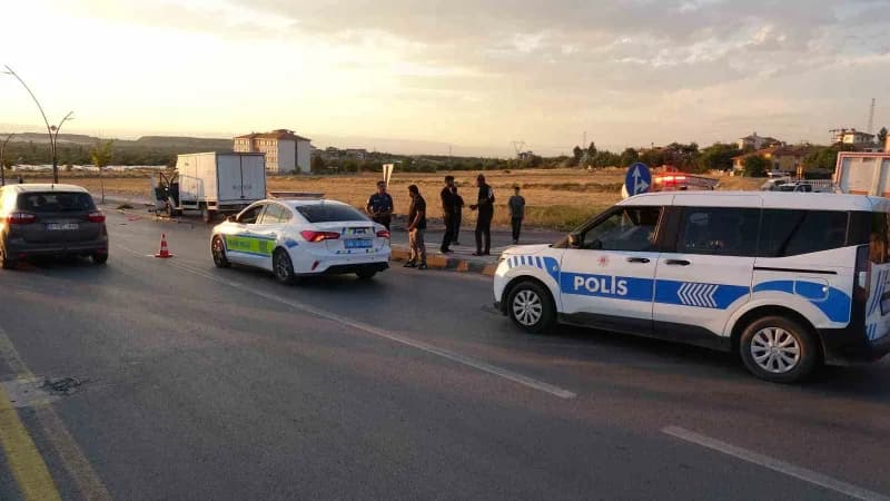 Malatya Yeşilyurt'ta kamyonetin çarptığı yaya olay yerinde sağlık ekipleri tarafından müdahale ediliyor