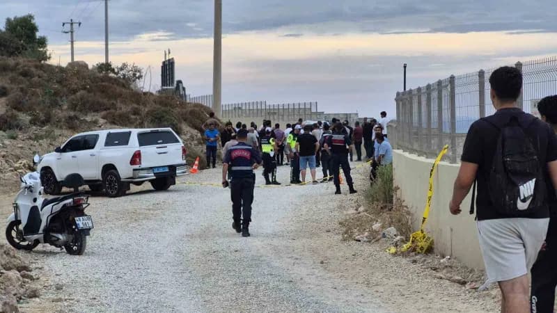 Muğla'nın Bodrum ilçesinde kontrolden çıkan kamyonetin devrilmesi sonucu meydana gelen kazada 15 yaşındaki sürücü hayatı