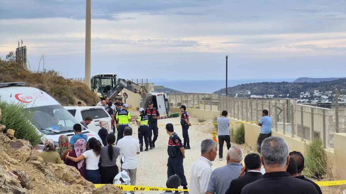 Muğla'nın Bodrum ilçesinde kontrolden çıkan kamyonetin devrilmesi sonucu meydana gelen kazada 15 yaşındaki sürücü hayatı