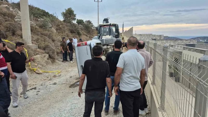 Muğla'nın Bodrum ilçesinde kontrolden çıkan kamyonetin devrilmesi sonucu meydana gelen kazada 15 yaşındaki sürücü hayatı
