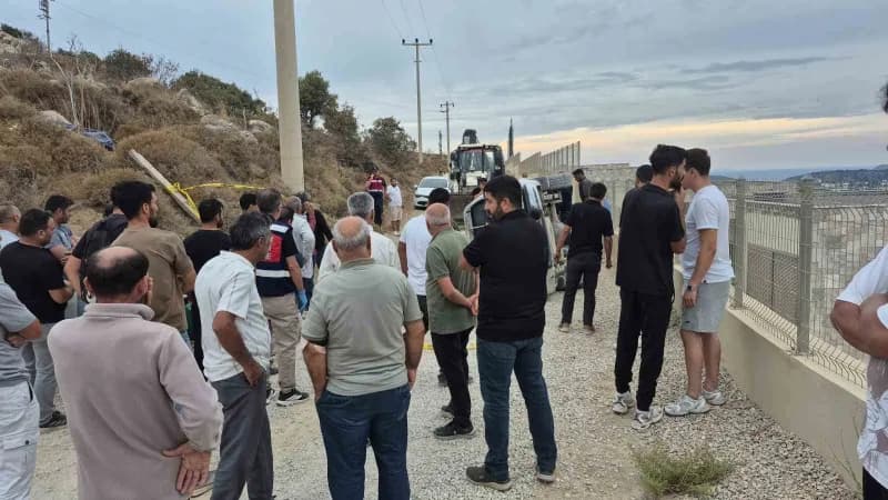 Muğla'nın Bodrum ilçesinde kontrolden çıkan kamyonetin devrilmesi sonucu meydana gelen kazada 15 yaşındaki sürücü hayatı