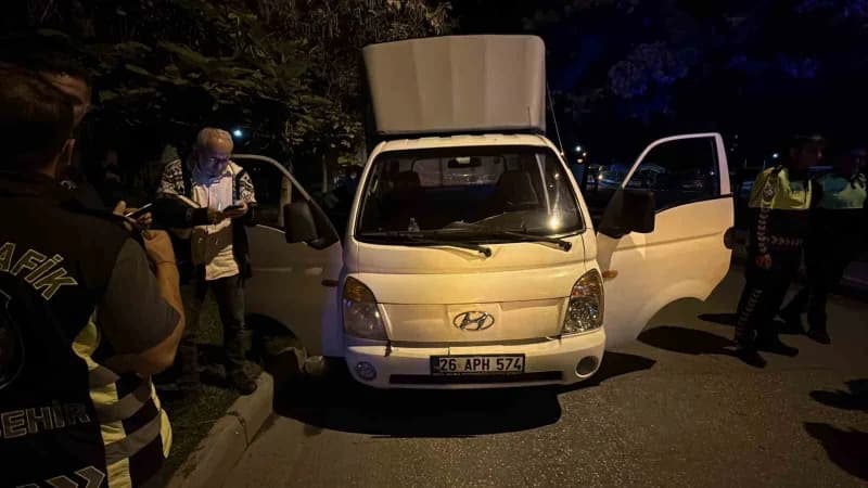 Eskişehir’de seyir halindeki kamyonetten atlayarak ağır yaralanan kadının, ehliyetsiz ve alkollü kocası sigaralarını alm