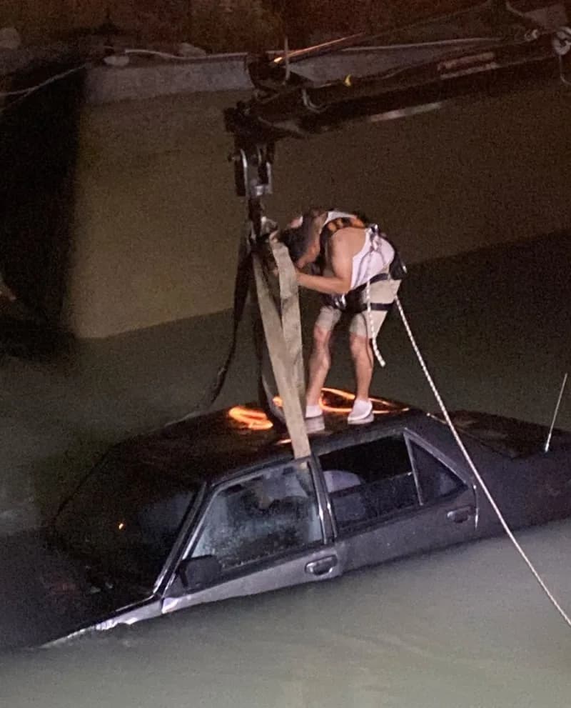 Mersin'in Silifke ilçesinde kontrolden çıkan otomobilin dereye düşmesi sonucu sürücü hafif yaralandı. Aracın dereden çık