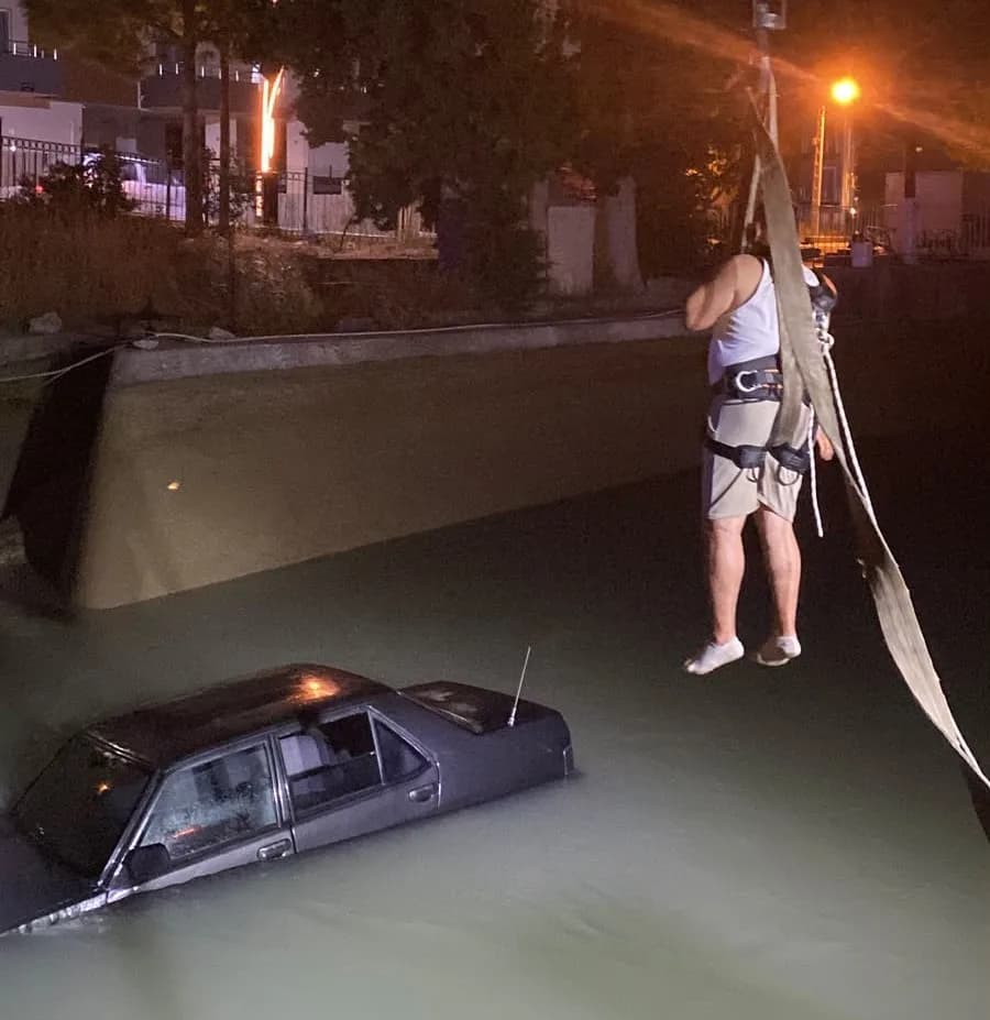 Mersin'in Silifke ilçesinde kontrolden çıkan otomobilin dereye düşmesi sonucu sürücü hafif yaralandı. Aracın dereden çık