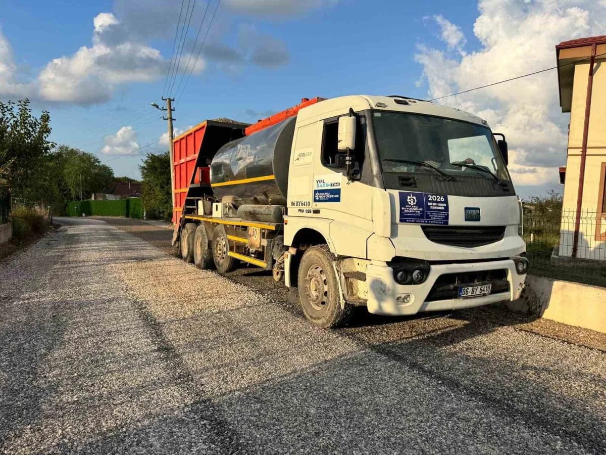 Kandıra Karaağaç’ta Yol güvenliğini ve ulaşım konforunu artırmak amacıyla sathi kaplama çalışması yapıldı. Çalışmayla öz