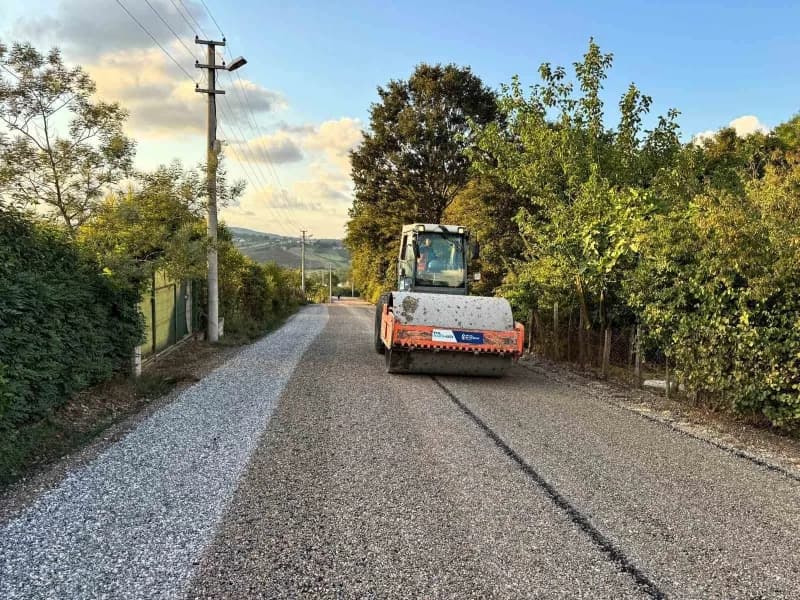 Kandıra Karaağaç’ta Yol güvenliğini ve ulaşım konforunu artırmak amacıyla sathi kaplama çalışması yapıldı. Çalışmayla öz
