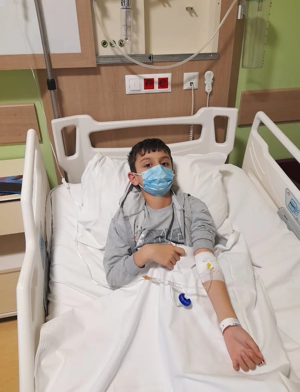 Henüz 14 yaşında olan Barış, geçirdiği ağır rahatsızlık ve hastanede geçen zorlu yılların ardından kaleme aldığı şiirler