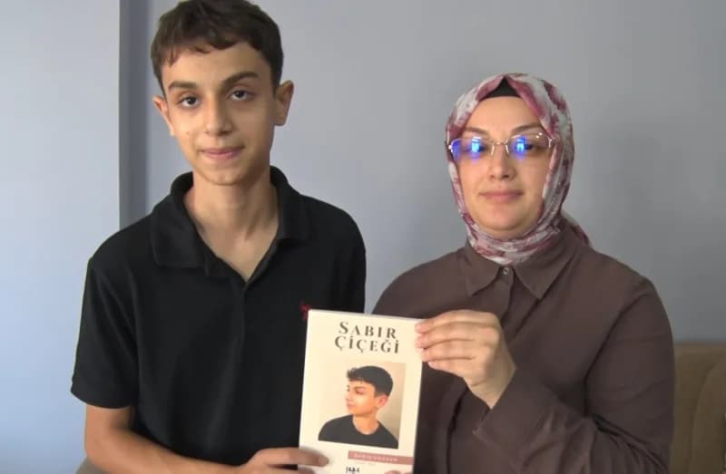 Kanserle mücadele eden Barış Coşkun ve annesi Serpil Coşkun, Sabır Çiçeği kitabını tanıtıyor