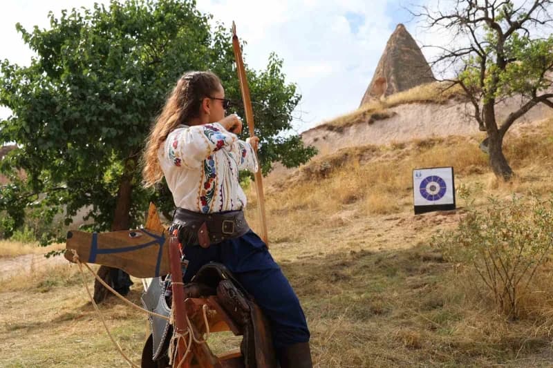 Kapadokya’nın eşsiz coğrafyasında düzenlenen Kapadokya Okçuluk Festivali başladı. Festival kapsamında gerçekleştirilen P