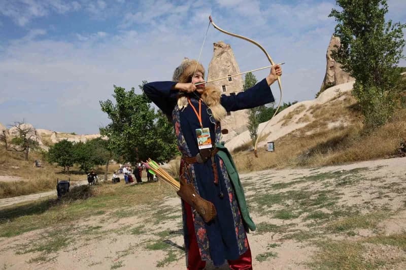 Kapadokya’nın eşsiz coğrafyasında düzenlenen Kapadokya Okçuluk Festivali başladı. Festival kapsamında gerçekleştirilen P