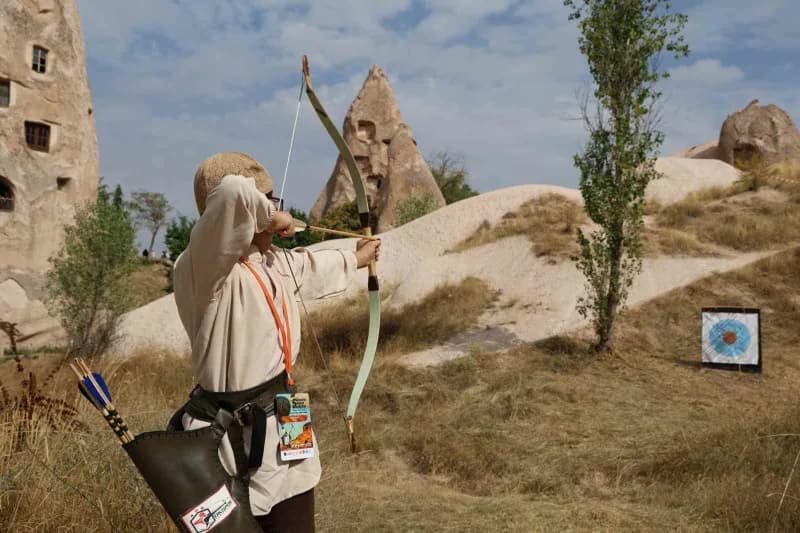 Kapadokya’nın eşsiz coğrafyasında düzenlenen Kapadokya Okçuluk Festivali başladı. Festival kapsamında gerçekleştirilen P