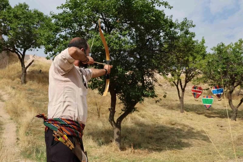 Kapadokya’nın eşsiz coğrafyasında düzenlenen Kapadokya Okçuluk Festivali başladı. Festival kapsamında gerçekleştirilen P