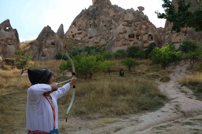 Kapadokya’nın eşsiz coğrafyasında düzenlenen Kapadokya Okçuluk Festivali başladı. Festival kapsamında gerçekleştirilen P