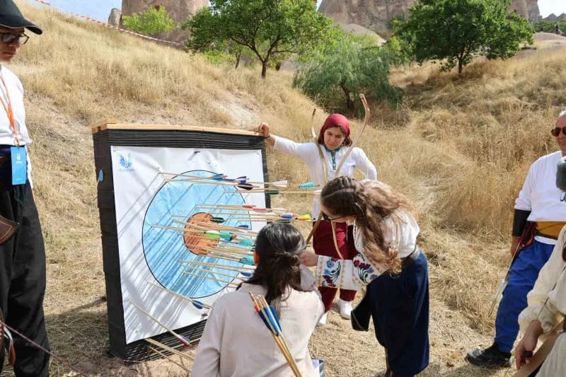 Kapadokya’nın eşsiz coğrafyasında düzenlenen Kapadokya Okçuluk Festivali başladı. Festival kapsamında gerçekleştirilen P