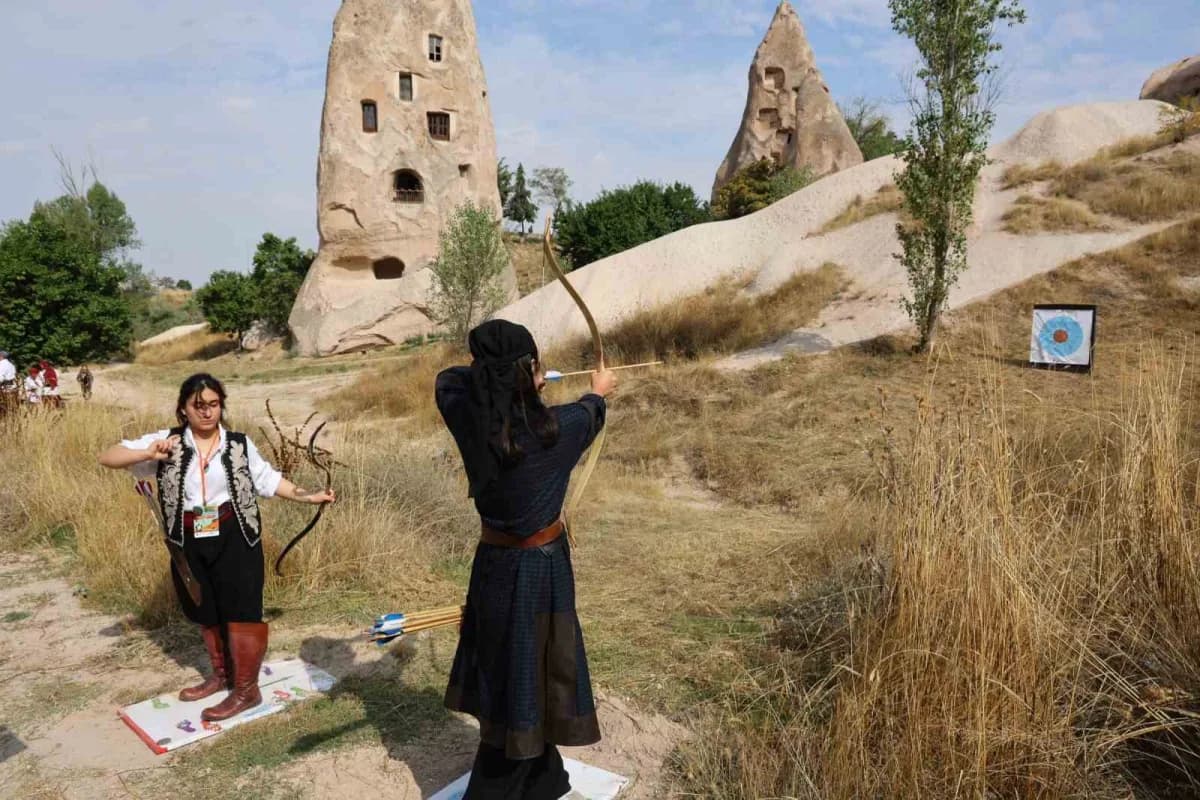 Kapadokya’nın eşsiz coğrafyasında düzenlenen Kapadokya Okçuluk Festivali başladı. Festival kapsamında gerçekleştirilen P