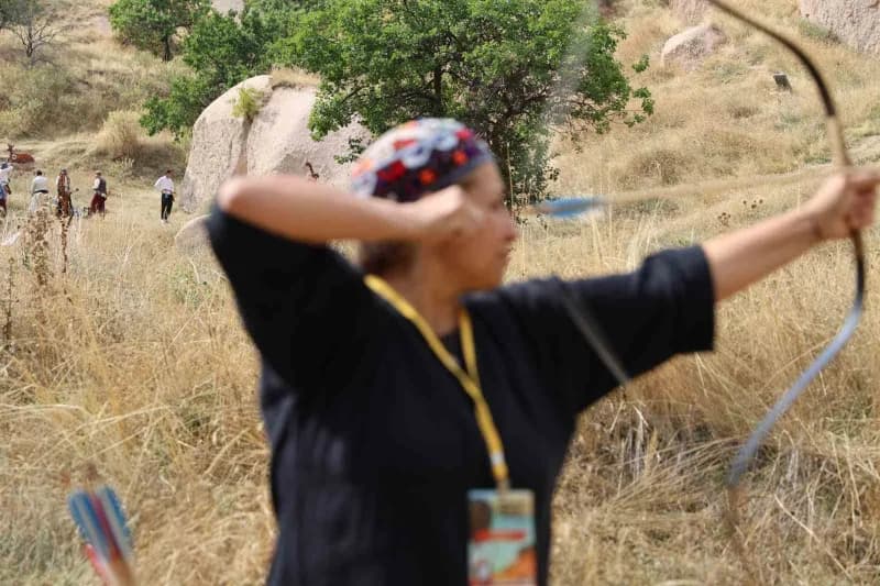 Kapadokya’nın eşsiz coğrafyasında düzenlenen Kapadokya Okçuluk Festivali başladı. Festival kapsamında gerçekleştirilen P