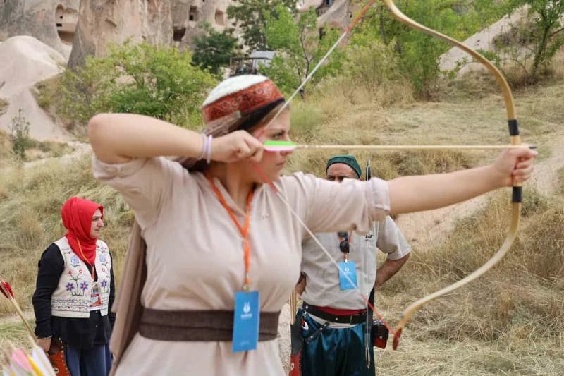 Kapadokya’nın eşsiz coğrafyasında düzenlenen Kapadokya Okçuluk Festivali başladı. Festival kapsamında gerçekleştirilen P