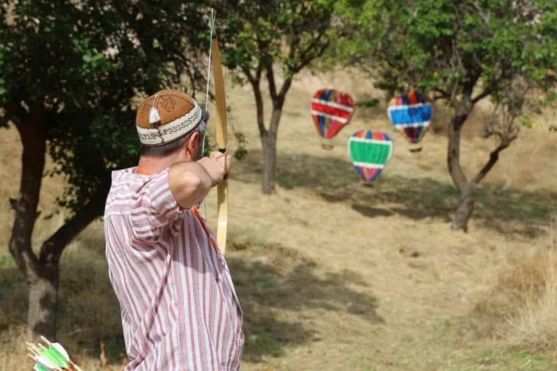 Kapadokya’nın eşsiz coğrafyasında düzenlenen Kapadokya Okçuluk Festivali başladı. Festival kapsamında gerçekleştirilen P