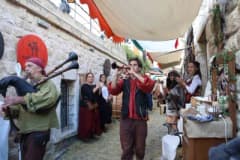 Kapadokya Ürgüp’te Orta Çağ temalı kostümler giymiş katılımcılar ve sahnede müzik performansı