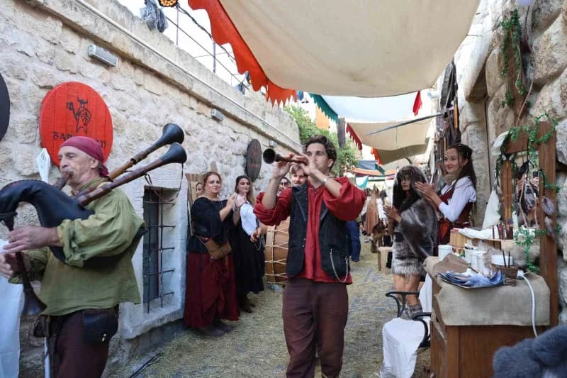 Kapadokya Ürgüp’te Orta Çağ temalı kostümler giymiş katılımcılar ve sahnede müzik performansı